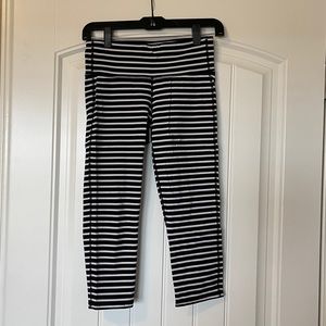 Athleta Parallel Black & White Chatarunga Crop